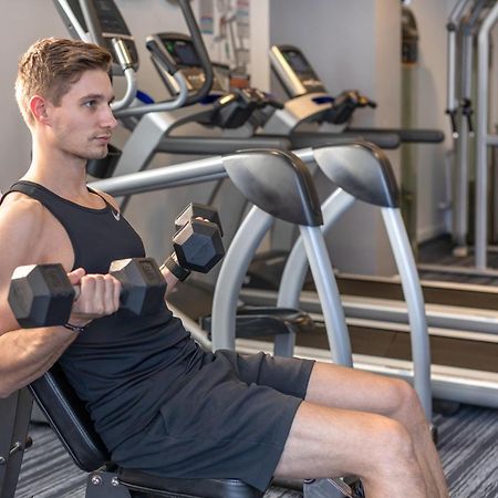 赖德北梅里顿公寓式酒店 悉尼 外观 照片 A man using a dumbbell to exercise