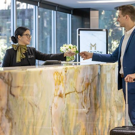 赖德北梅里顿公寓式酒店 悉尼 外观 照片 A hotel receptionist