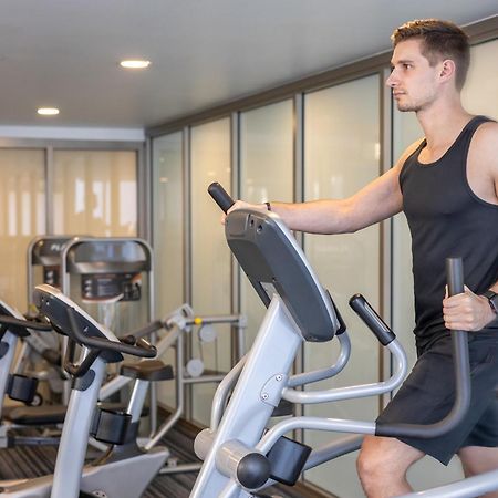 赖德北梅里顿公寓式酒店 悉尼 外观 照片 A man using an elliptical trainer