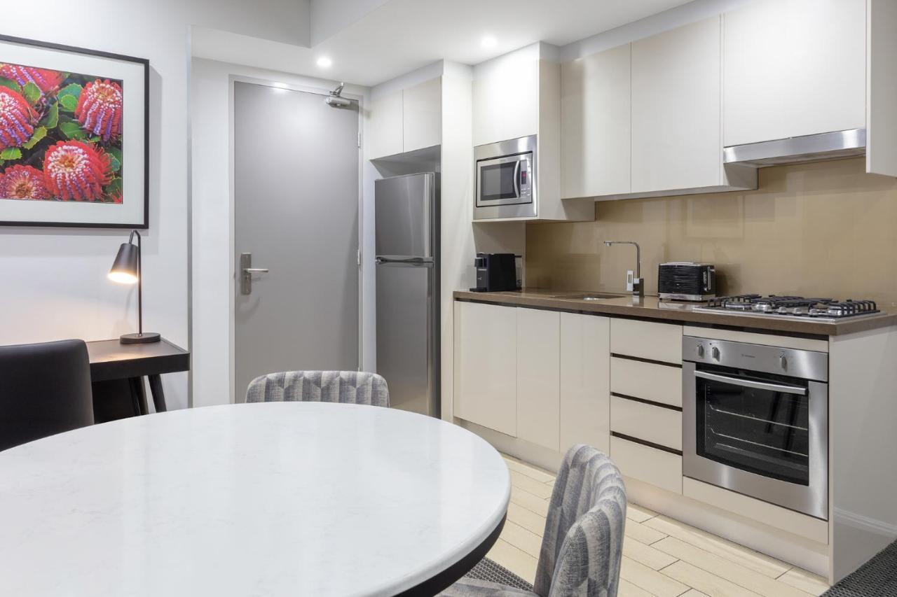 赖德北梅里顿公寓式酒店 悉尼 外观 照片 A typical kitchen in a serviced apartment
