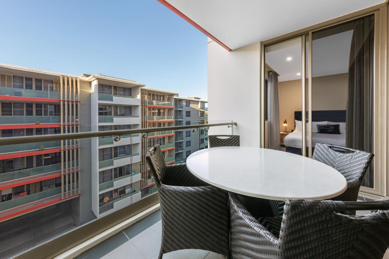 赖德北梅里顿公寓式酒店 悉尼 外观 照片 Balcony of a two-bedroom apartment