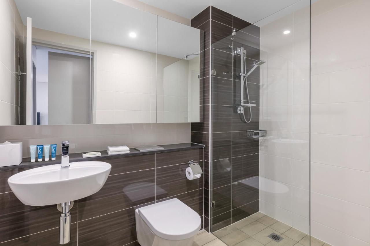 赖德北梅里顿公寓式酒店 悉尼 外观 照片 A modern bathroom with a shower cubicle