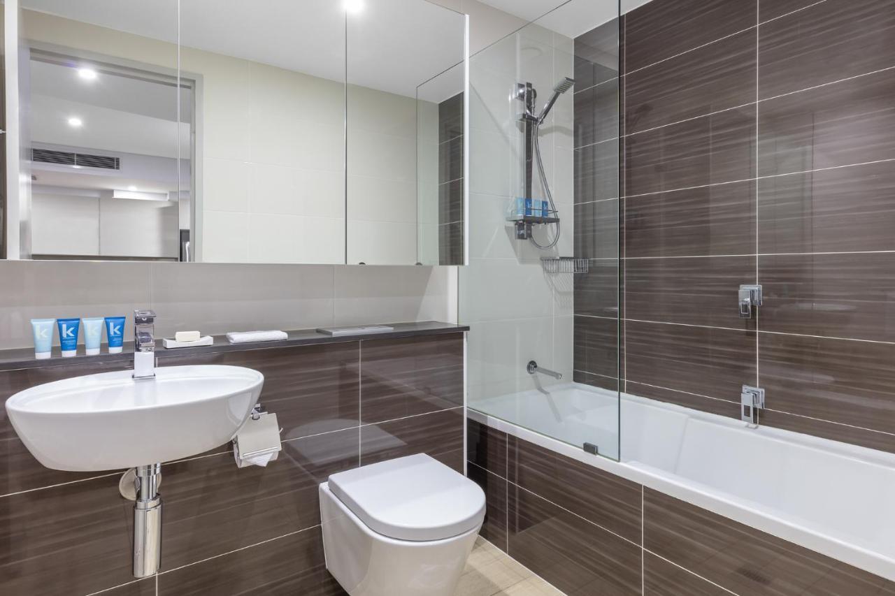 赖德北梅里顿公寓式酒店 悉尼 外观 照片 A typical bathroom in a Premier Inn