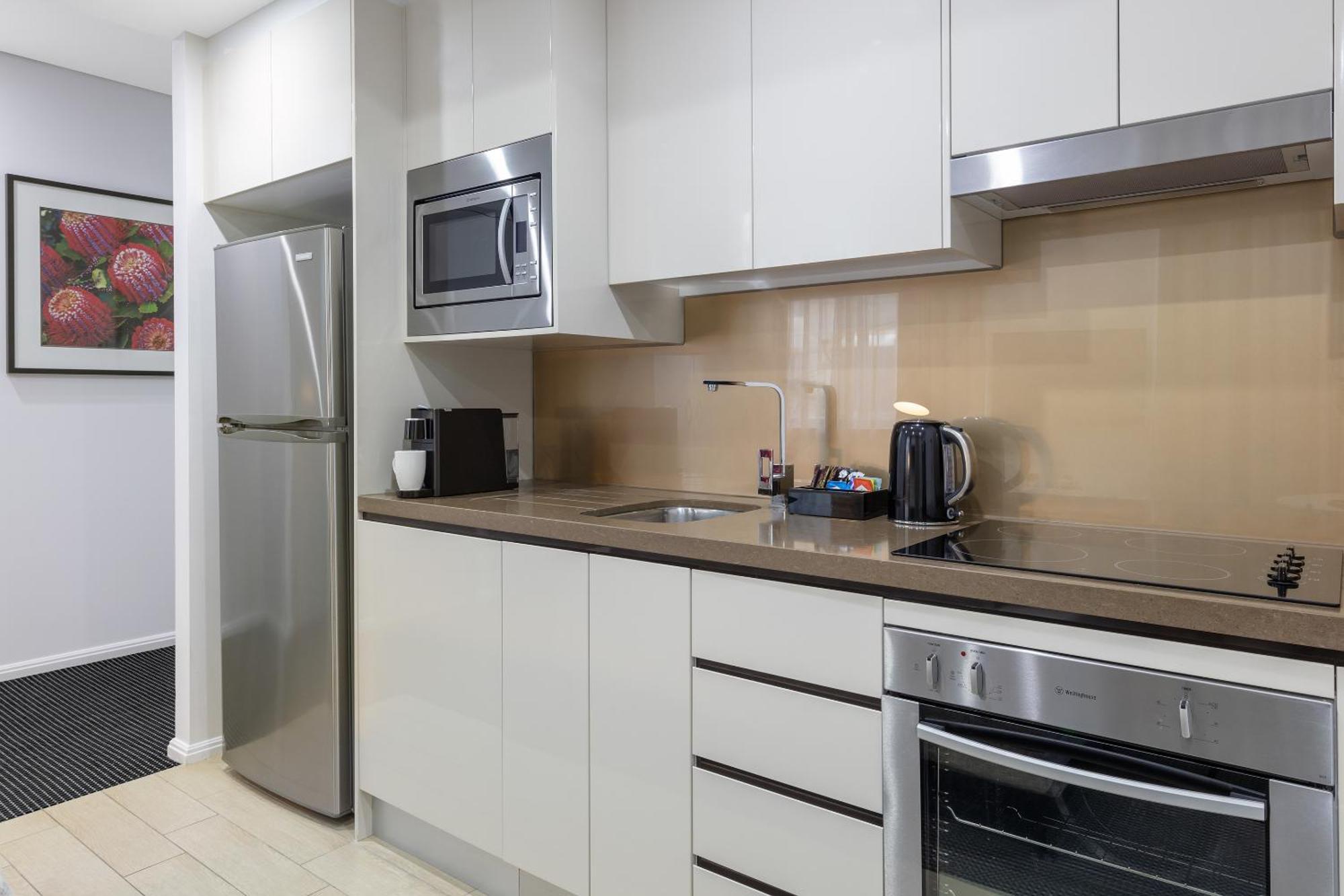 赖德北梅里顿公寓式酒店 悉尼 外观 照片 A typical kitchen in a serviced apartment