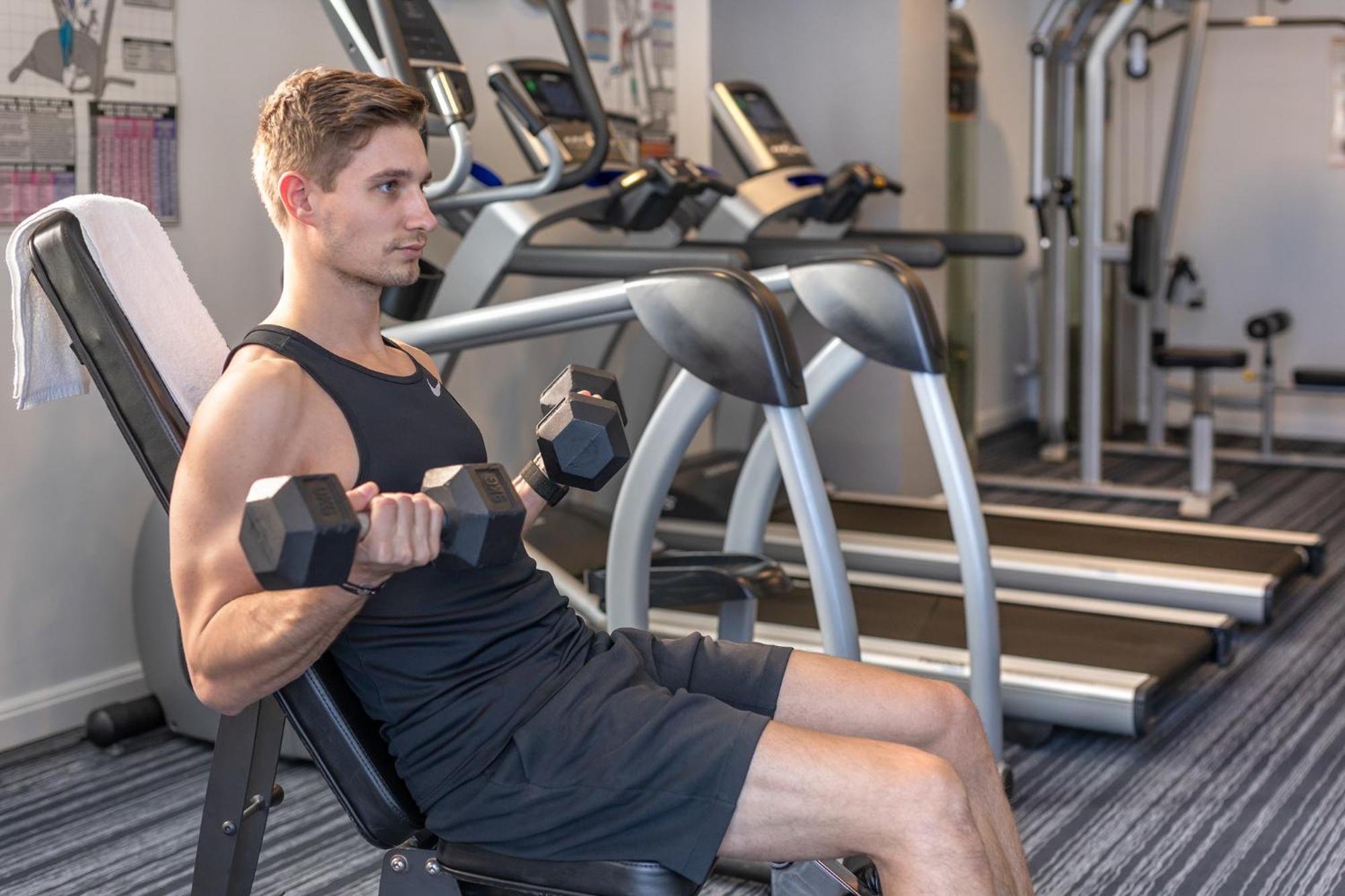 赖德北梅里顿公寓式酒店 悉尼 外观 照片 A man using a dumbbell to exercise